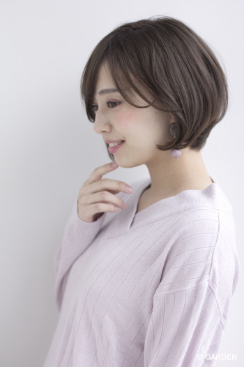 小顔に見えるひし形シルエット ボルドーショートボブ 新宿内田 Garden Hair Catalog 原宿 表参道 銀座 美容室 ヘアサロン ガーデン