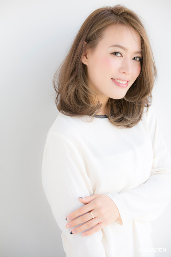 大人可愛い耳かけミディアムボブ ワンカールパーマ Garden Hair Catalog 原宿 表参道 銀座 美容室 ヘアサロン ガーデン