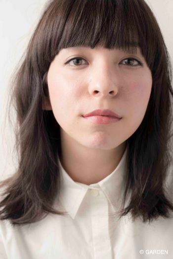 大人可愛いイノセントミディ アースカラー パッツン透けラウンドワイドバング Garden Hair Catalog 原宿 表参道 銀座 美容室 ヘアサロン ガーデン